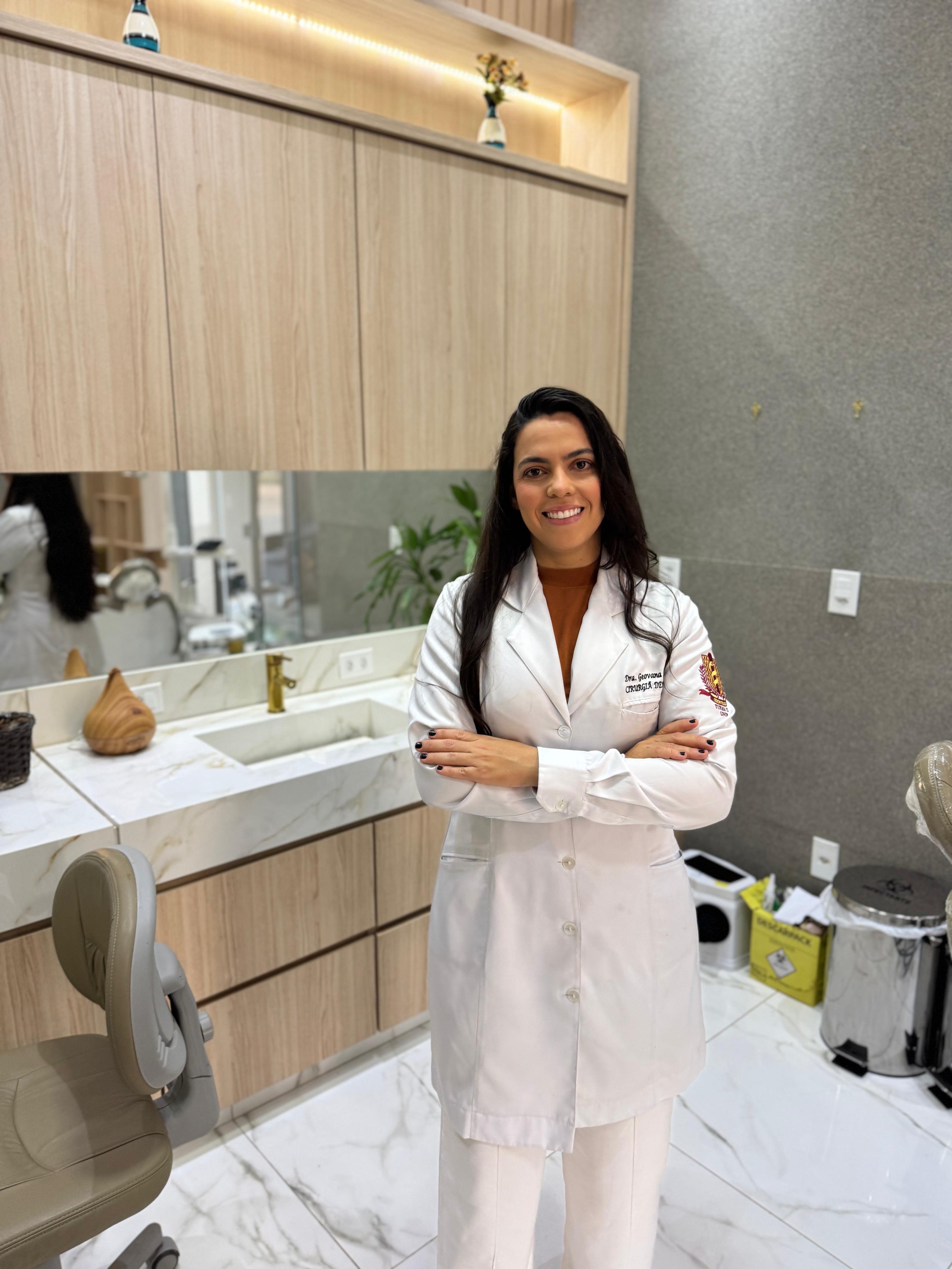 Dra. Geovana Borges no consultório