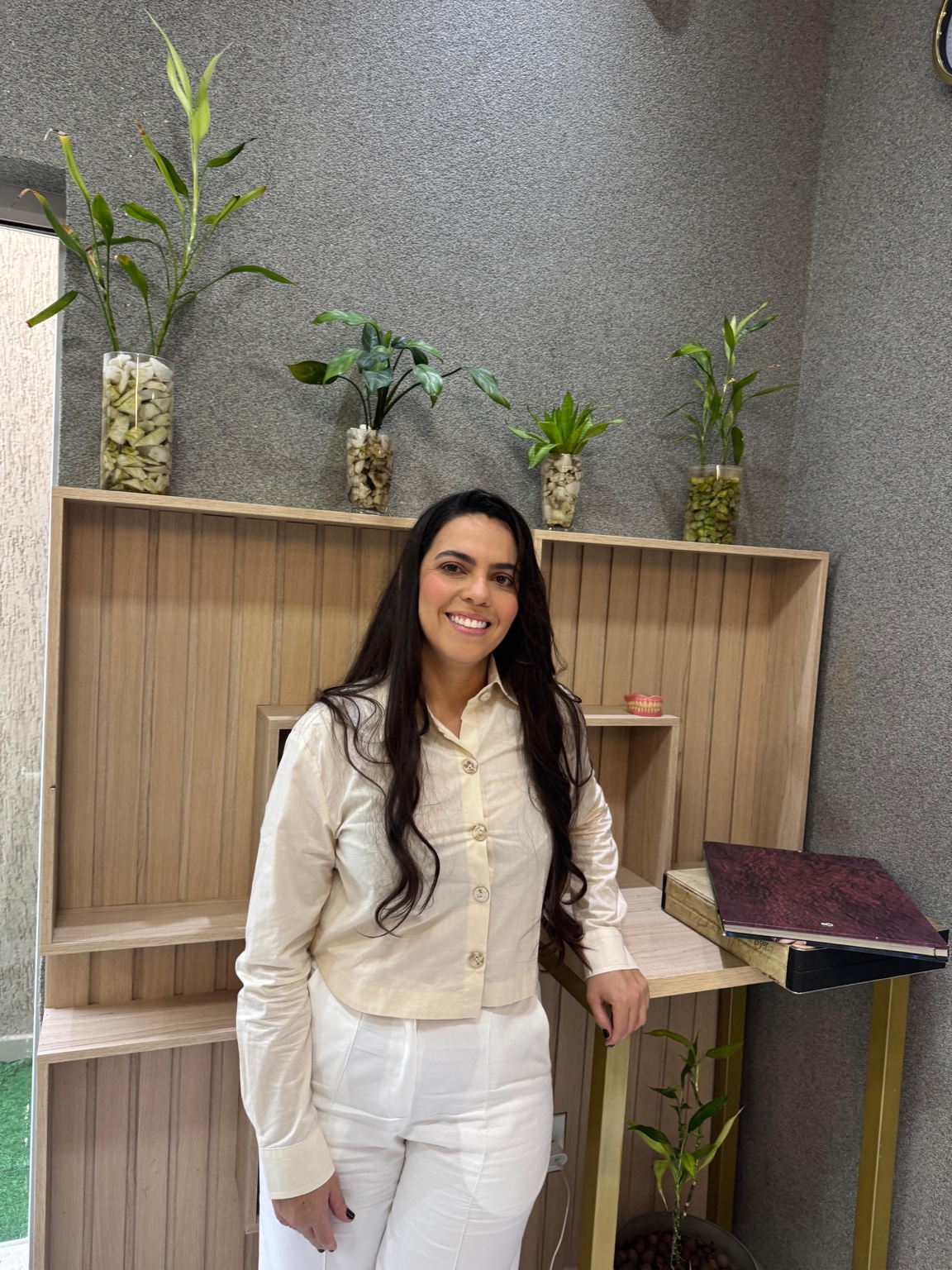 Geovana Borges em um retrato profissional descontraído